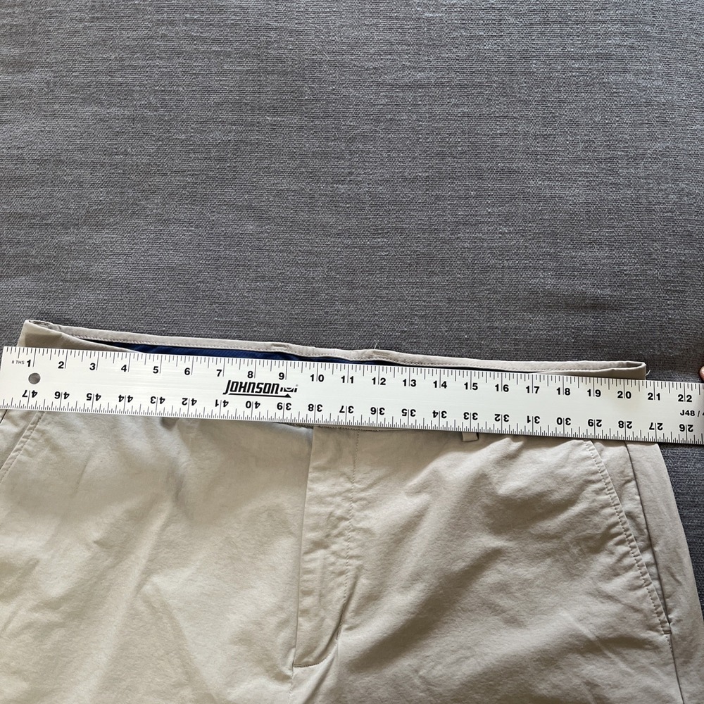 Vineyard Vines OTG Beige Performance Shorts Elastic Waist Size 40‎ - Picture 2 of 7